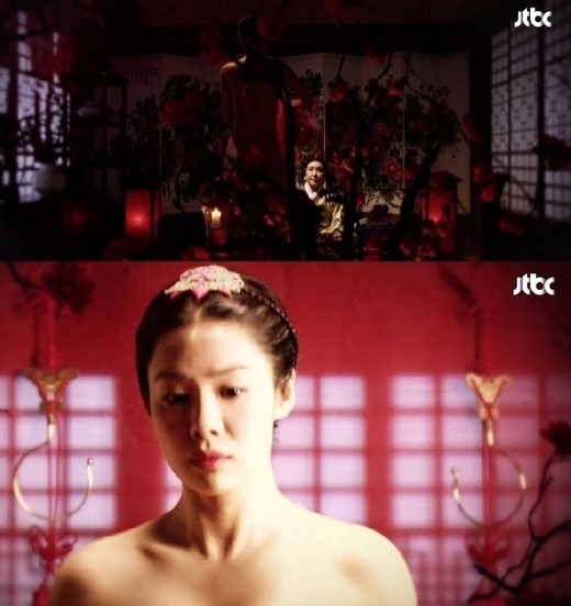 김현주(탤런트/영화배우)
의견이 분분했던 배우 송선미의 모유수유 장면에 이어 이번에는 김현주의 ‘전라 뒷모습’이 여과없이 전파를 탔다. 2회 방송으로 ‘논란거리’를 만들어낸 종합편성채널 JTBC의 새 주말극 ‘궁중잔혹사-꽃들의 전쟁’은 이유를 막론하고 시청자들의 눈도장만큼은 확실히 찍은 셈이 됐다.