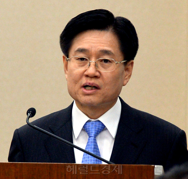 국회는 25일 오전 기획재정위에서 김덕중 국세청장 내정자에 대한 인사청문회를 실시하고 있다. 박현구 기자phko@heraldcorp.com
국회는 25일 오전 기획재정위에서 김덕중 국세청장 내정자에 대한 인사청문회를 실시하고 있다. 박현구 기자phko@heraldcorp.com