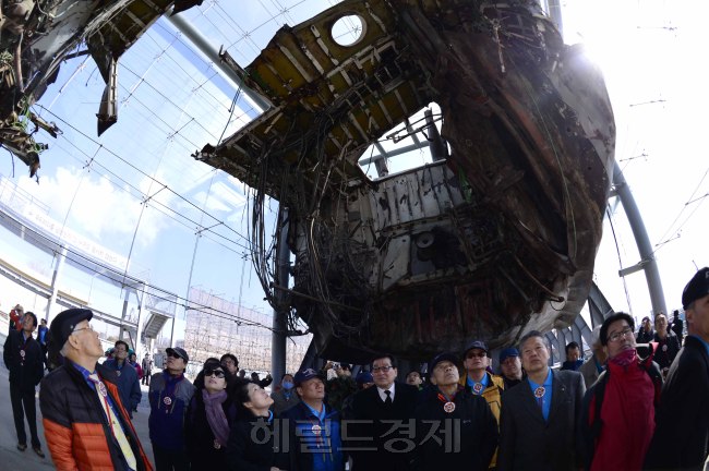 천안함 폭침 3주기를 하루 앞 둔 25일 오전 경기도 평택 해군 제2함대사령부에 거치된 천안함을 견학 온 시민들이 당시 상황에 대한 군관계자의 설명을 듣고 있다. 평택=박해묵 기자/mook@heraldcorp.com