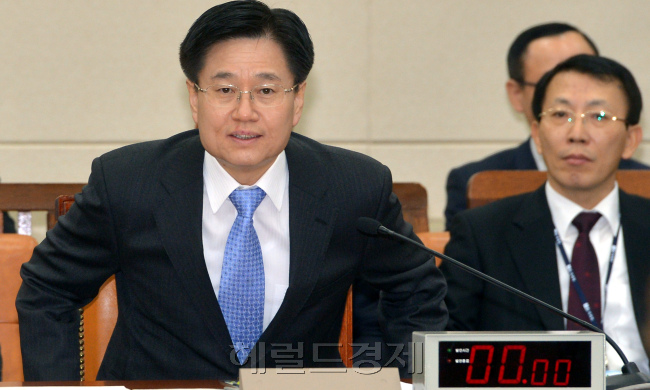 김덕중(세무공무원)
국회는 25일 김덕중 국세청장 후보자에 대한 인사청문회를 열고, 박근혜 정부의 조세 정의와 지하경제 양성화를 제대로 수행할 수 있는지 여부에 대해 집중 질의했다.