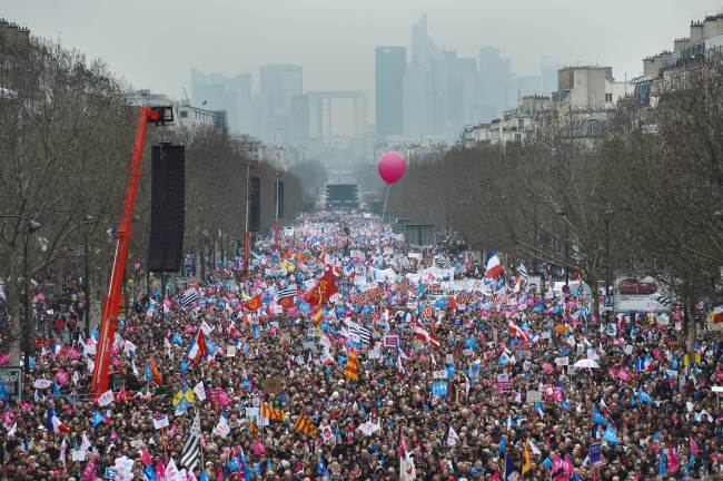 Tens of thousands of people demonstrate against France’s gay marriage law in an attempt to block legislation that will allow homosexual couples to marry and adopt children in Paris on Sunday.   AFP-Yonhap News