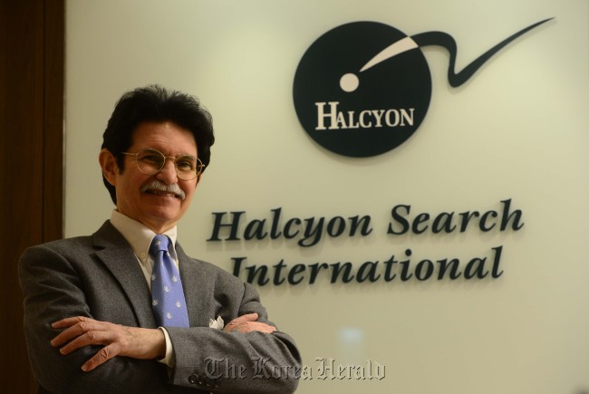 할시온 사장. 박해묵 기자/mook@heraldcorp.com
George Whitfield poses in front of his office.    Park Hae-mook/The Korea Herald
George Whitfield poses in front of his office.    Park Hae-mook/The Korea Herald