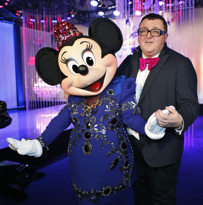 Israeli fashion designer Alber Elbaz poses with Minnie Mouse wearing a dress by Lanvin fashion house and designed by Alber Elbaz, at the Eurodisney Parc, in Marne la Vallee, east of Paris, on Saturday.   AP-Yonhap News