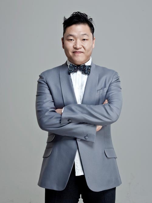 싸이(박재상/가수/음악PD)
싸이<사진>가 성공했다 해서 또 금방 영미권에 진출하는 가수가 나올 수 있는 건 아니다. 싸이는 ‘감’이 매우 발달해 있다. 싸이의 ‘강남스타일’에는 노래, 춤, 예능, 놀이 등 각종 요소가 들어 있다. 싸이는 이를 어떻게 배분하고 끌고가야 할지를 잘 안다. 그것이 ‘감’이다. 싸이는 데뷔곡인 ‘새’부터 12년간 ‘감’의 내공을 발전시켜왔다. ‘강남스타일’은 예능한류의 속성도 지니고 있다.