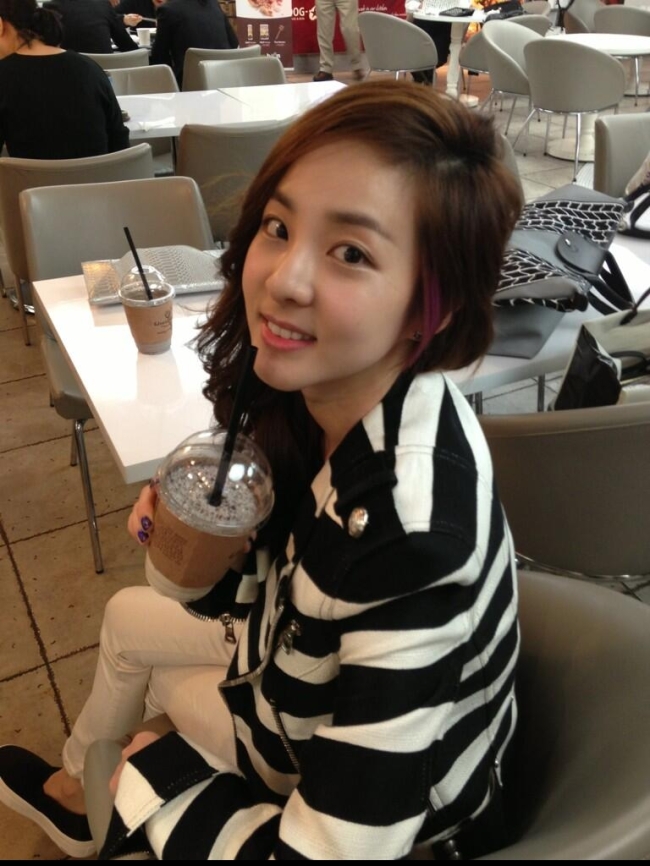 박산다라(가수/2NE1)
걸그룹 2NE1 멤버 산다라박이 독특한 색상의 구레나룻을 자랑했다.