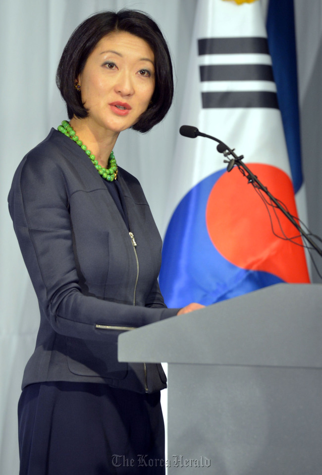 French Minister Fleur Pellerin speaks at a forum at Novotel Ambassadors Hotel on Monday.   Kim Myung-sub/The Korea Herald