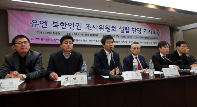 North Korean defector and activist Kang Chol-hwan (third from left) speaks at a news conference in Seoul on Monday along with Saenuri Party lawmaker Ha Tae-keung (third from right) and National Development Institute President Kim Suk-woo (center).   Yonhap News