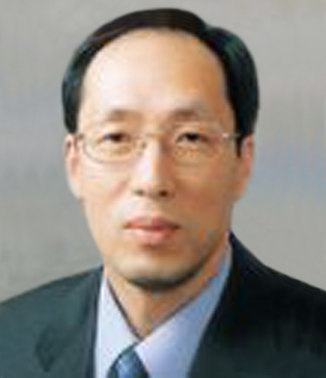 한만수(교수/변호사)
Fair trade commissioner-designate Han Man-soo quit Monday over new slush fund allegations, adding to the list of fallen high-ranking nominees and further impairing President Park Geun-hye’s personnel appointment process.