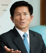 김문수(광역단체장/전국회의원)
경기도(도지사 김문수·사진)와 경기테크노파크(원장 문유현, 경기TP)는 미래 창의적 발명 인재를 양성하기 위해 오는 4월 20일부터 5월 11일까지 4주간 매주 토요일 구리시청소년수련관에서 ‘어린이 발명 창의력 교실’을 운영한다고 25일 밝혔다.