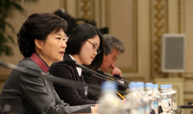 President Park Geun-hye speaks during policy briefings from the Ministry of Trade, Industry and Energy and the Small and Medium Business Administration at Cheong Wa Dae on Monday. (Yonhap News)