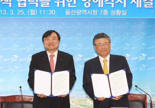 안현호(좌측부터/경제기관단체인/전정무직공무원),박맹우(광역단체장)
한국무역협회가 울산의 내수 중소기업을 수출 중소기업으로 키우기 위해 팔을 걷어부쳤다.