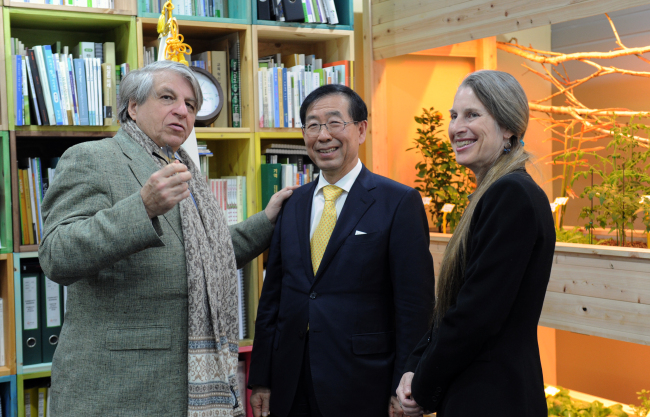 <YONHAP PHOTO-2169> 박원순 시장, 벤자민 비버 면담 (서울=연합뉴스) 박원순 서울시장이 25일 서울시청 집무실에서 미국의 사회학자이자 정치이론가인 벤자민 바버(Benjamin R. Barber)와 만나 이야기 하고 있다. 2013.3.25 << 서울시 제공 >> photo@yna.co.kr/2013-03-25 17:43:32/ <저작권자 ⓒ 1980-2013 ㈜연합뉴스. 무단 전재 재배포 금지.>
<YONHAP PHOTO-2169> 박원순 시장, 벤자민 비버 면담 (서울=연합뉴스) 박원순 서울시장이 25일 서울시청 집무실에서 미국의 사회학자이자 정치이론가인 벤자민 바버(Benjamin R. Barber)와 만나 이야기 하고 있다. 2013.3.25 << 서울시 제공 >> photo@yna.co.kr/2013-03-25 17:43:32/ <저작권자 ⓒ 1980-2013 ㈜연합뉴스. 무단 전재 재배포 금지.>
<YONHAP PHOTO-2169> 박원순 시장, 벤자민 비버 면담 (서울=연합뉴스) 박원순 서울시장이 25일 서울시청 집무실에서 미국의 사회학자이자 정치이론가인 벤자민 바버(Benjamin R. Barber)와 만나 이야기 하고 있다. 2013.3.25 << 서울시 제공 >> photo@yna.co.kr/2013-03-25 17:43:32/ <저작권자 ⓒ 1980-2013 ㈜연합뉴스. 무단 전재 재배포 금지.>