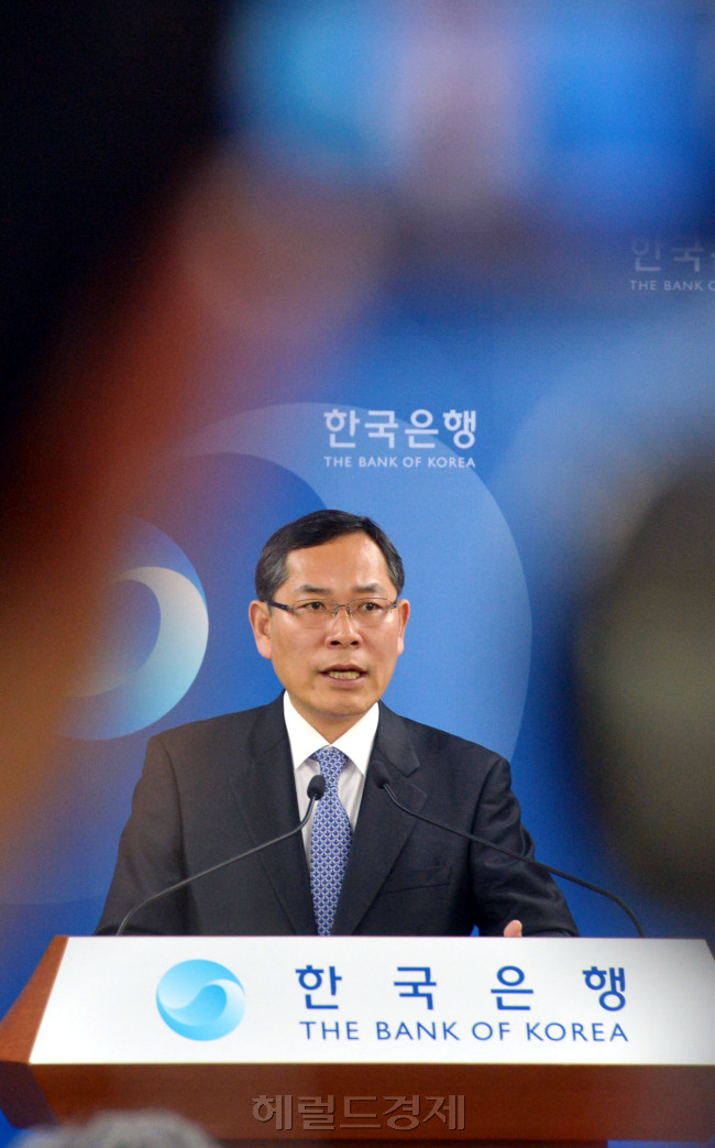 정영택 경제통계국 국민계정부 부장이 26일 오전 서울 중구 남대문로 한국은행 기자실에서 2011년 국민계정 확정치 및 2012년 국민계정 잠정치에 대한 브리핑을 갖고 있다.<br />김명섭 기자 msiron@heraldcorp.com
정영택 경제통계국 국민계정부 부장이 26일 오전 서울 중구 남대문로 한국은행 기자실에서 2011년 국민계정 확정치 및 2012년 국민계정 잠정치에 대한 브리핑을 갖고 있다.
김명섭 기자 msiron@heraldcorp.com
정영택 한국은행 경제통계국 국민계정부장이 26일 서울 중구 한국은행 기자실에서 2012년 국민계정 잠정치를 브리핑하고 있다. 지난해 1인당 국민총소득은 2만2708달러로 사상 최대치를 기록했다. 김명섭 기자/msiron@
