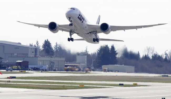 A LOT Polish Airlines Boeing 787 Dreamliner, with a redesigned lithium ion battery, takes off during a test flight at Paine Field in Everett, Washington, Monday.   AFP-Yonhap News