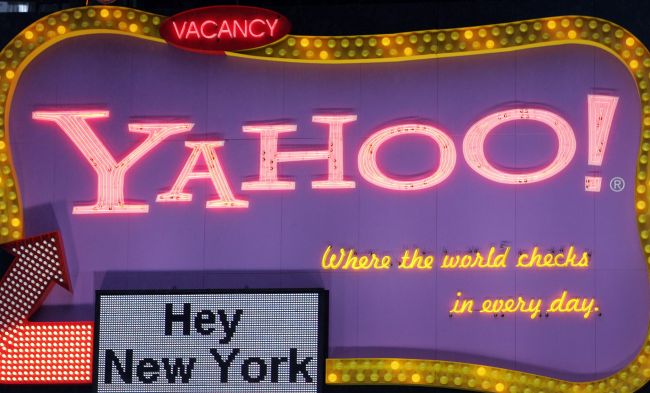 <YONHAP PHOTO-2545> (FILES)The Yahoo sign in Times Square is seen in this 18 January, 2006 file photo in New York. Yahoo! announced plans March 25, 2013 to buy mobile news reader app Summly from the London teenager who invented it, likely transforming him into one of the world's youngest self-made multimillionaires. The company did not disclose the terms of the deal it struck with 17-year-old Nick D'Aloisio, but the London Evening Standard said Yahoo! would pay between ?20 million and ?40 million ($30 to $60 million). AFP PHOTO/DON EMMERT/FILES../2013-03-25 23:35:58/ <저작권자 ⓒ 1980-2013 ㈜연합뉴스. 무단 전재 재배포 금지.>
The Yahoo sign in New York’s Times Square.   AFP-Yonhap News