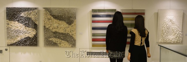 종이나라 박물관. 박해묵 기자/mook@heraldcorp.com
Visitors view paper art on display at the Jong Ie Nara Paper Art Museum in Jangchung-dong, Seoul.    Park Hae-mook/The Korea Herald