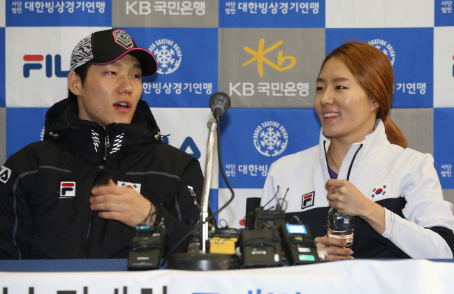 모태범(좌측부터/스케이트선수),이상화(스케이트선수)
Lee Sang-hwa (right) and Mo Tae-bum speak during a press conference after arriving at Incheon International Airport on Tuesday.    Yonhap News