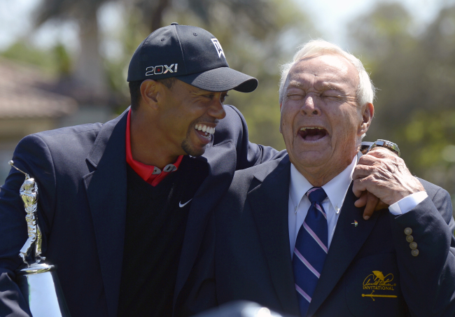 타이거우즈(좌측부터/TigerWoods/골퍼),아놀드파머(ArnoldPalmer/골퍼)
Tiger Woods (left) and Arnold Palmer share a laugh during the trophy presentation after Woods won the Arnold Palmer Invitational golf tournament in Orlando, Florida, Monday.   AP-Yonhap News