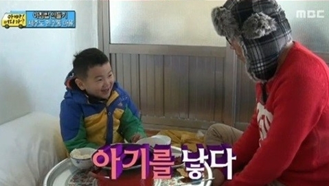 윤후(좌측부터/윤민수아들),윤민수(가수/음악PD)
MBC 예능프로그램 ‘아빠 어디가’의 시청자들은 이 프로그램의 매력을 ‘아이들의 순수한 동심’이라고 손꼽았다.