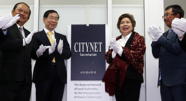 Seoul Mayor Park Won-soon (second from left), Mary Jane C. Ortega (third from left), secretary general of CITYNET, and others applaud in a ceremony unveiling the signboard of its secretariat office at Seoul Global Center on Tuesday.   Yonhap News