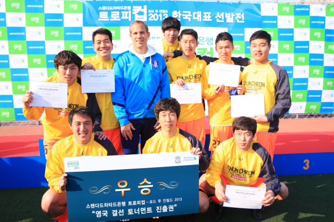 Standard Chartered Bank Korea CEO Richard Hill poses with players of the national amateur futsal team in Seoul on Sunday.   SC Bank Korea