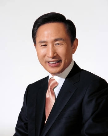이명박(전대통령)
Former South Korean President Lee Myung-bak is considering visiting the United States next month to attend the dedication ceremony of the George W. Bush Presidential Center, a source said Tuesday.