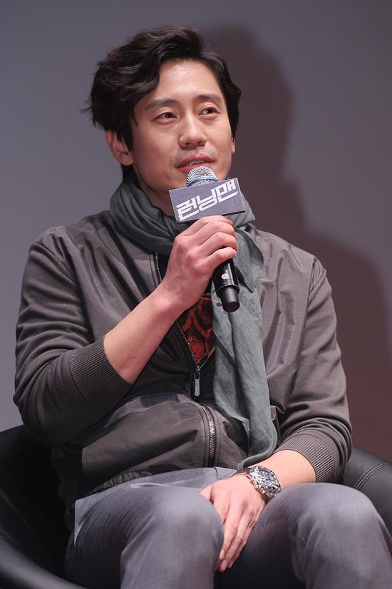 신하균(영화배우)
신하균은 3월 26일 서울 왕십리 CGV에서 열린 영화 ’런닝맨’(감독 조동오) 언론배급시사회에 참석해 취재진과 만났다.