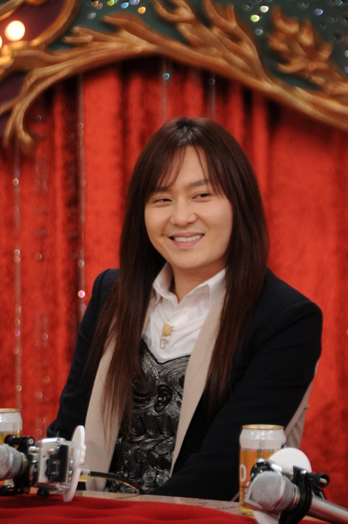 김경호(가수)
김경호는 최근 SBS ‘화신-마음을 지배하는 자’ 녹화에서 결혼을 전제로 사귀고 있는 여자 친구와의 만남과 연애에 대해 공개했다.