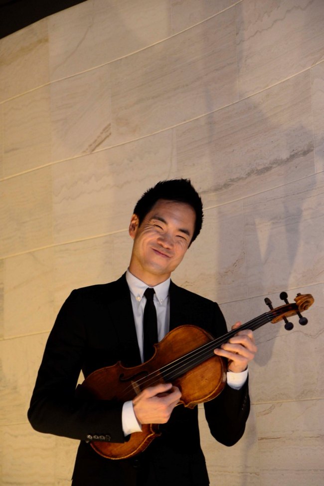 리처드용재오닐(RichardYongjaeONeill/비올리스트)
The viola, slightly larger than a violin and with a deeper sound, has always been overshadowed by its smaller, higher-profile cousin.