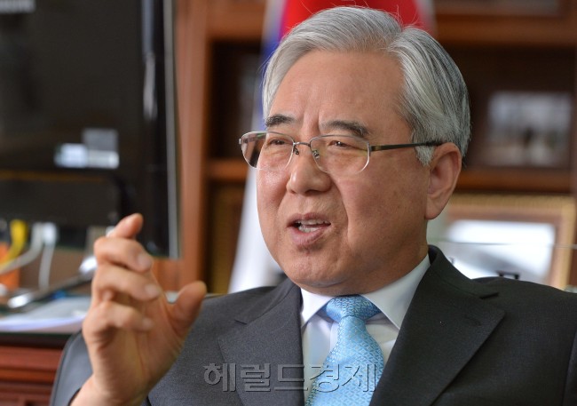 문용린(공무원/교수)
한 분야에 종사하며 오랜 경험과 공로를 쌓은 사람을 우리 사회는 ‘원로(元老)’라 부른다. 세인들이 문용린 서울시교육감을 부를 때 가장 흔히 사용하는 수식어도 ‘원로’다. 1967년 서울대 교육학과에 입학하며 시작된 교육 인생만 44년이니 어쩌면 당연한 수식어일지 모른다.
문용린 서울시교육감 인터뷰.
이상섭 기자. babtong@heraldcorp.com 2013.03.18