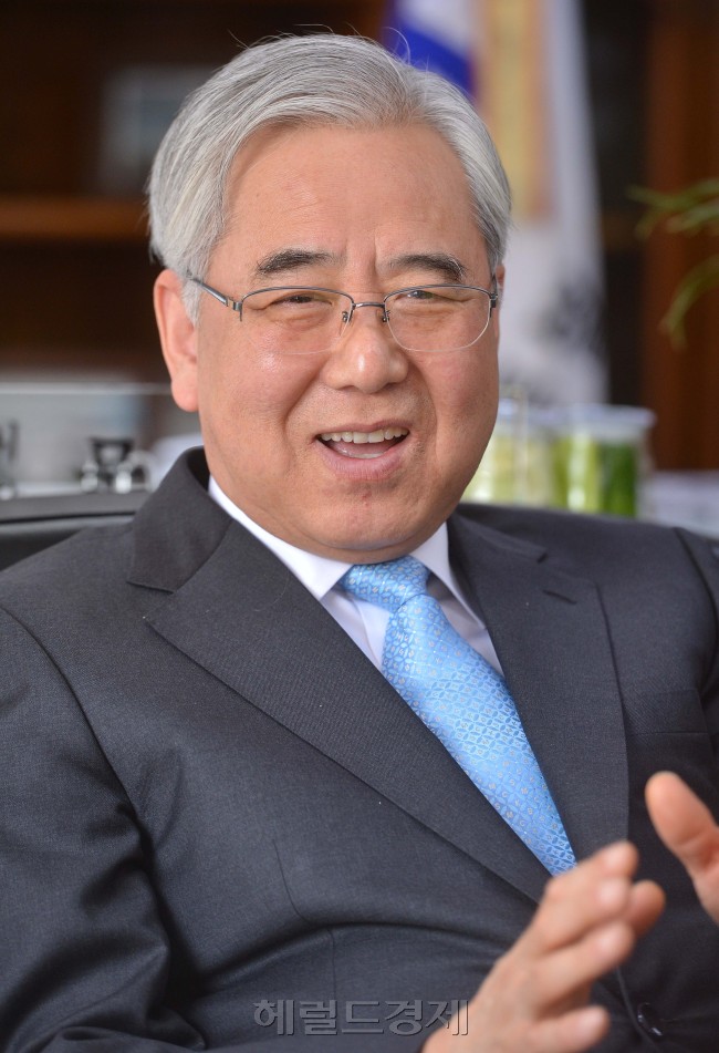 문용린(공무원/교수)
한 분야에 종사하며 오랜 경험과 공로를 쌓은 사람을 우리 사회는 ‘원로(元老)’라 부른다. 세인들이 문용린 서울시교육감을 부를 때 가장 흔히 사용하는 수식어도 ‘원로’다. 1967년 서울대 교육학과에 입학하며 시작된 교육 인생만 44년이니 어쩌면 당연한 수식어일지 모른다.
문용린 서울시교육감 인터뷰.
이상섭 기자. babtong@heraldcorp.com 2013.03.18