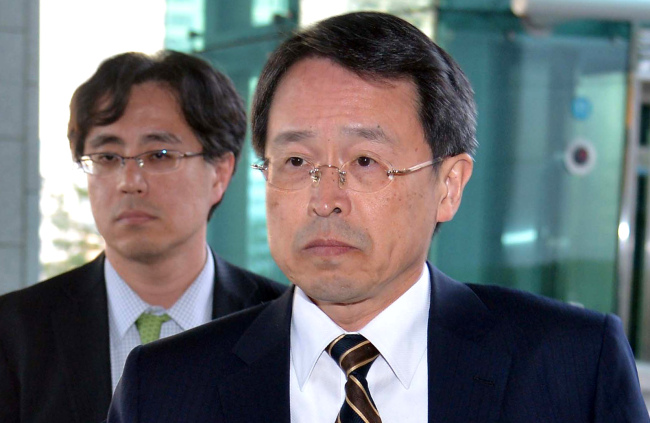 Takashi Kurai, Japan’s deputy chief of mission in Seoul, enters the Foreign Ministry building on Tuesday.   Park Hyun-koo/The Korea Herald