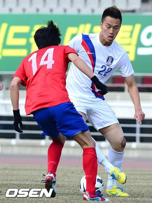 김신욱(축구선수)
장신 스트라이커 김신욱(울산)이 카타르 격파의 선봉으로 나선다. 이근호(상주)는 처진 스트라이커로 배후 침투를 노린다.