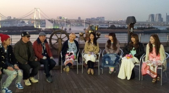 정일훈(좌측부터/가수/비투비),데프콘(유대준/가수),정형돈(MC/개그맨),전지윤(가수/포미닛),남지현(가수/포미닛),김현아(가수/포미닛),권소현(가수/포미닛),허가윤(가수/포미닛)
평소 서로를 삼촌과 조카라고 부를 만큼의 친분을 자랑하며 거침없는 독설도 서슴지 않았던 정형돈과 현아는 이번 일본 촬영에서도 다르지 않았다.