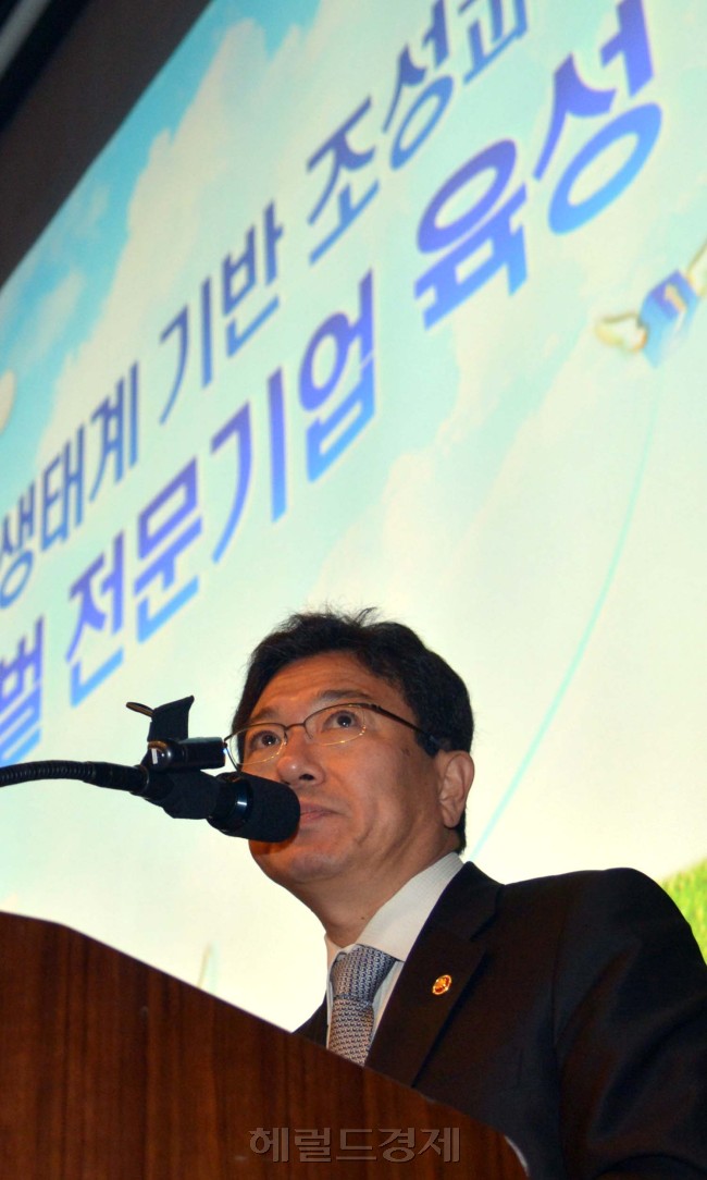 윤상직 산업통상자원부장관이 28일 오전 서울 소공동 조선호텔에서 열린 한국경영자총연합회 포럼에 참석해 창조경제 생태계 기반조성과 글로벌 전문기업 조성이라는 주제로 강연을 하고 있다.<br />김명섭 기자 msiron@heraldcorp.com
윤상직 산업통상자원부장관이 28일 오전 서울 소공동 조선호텔에서 열린 한국경영자총연합회 포럼에 참석해 창조경제 생태계 기반조성과 글로벌 전문기업 조성이라는 주제로 강연을 하고 있다.
김명섭 기자 msiron@heraldcorp.com