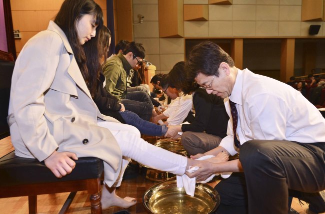 명지대학교는 26일 서울 인문캠퍼스에서 교수들이 학생들의 발을씻어주는  13년전통의 교육행사인 '사랑의 세족식'을 가지고 있다.<br />이 상섭기자 babtong@~20130326
명지대학교는 26일 서울 인문캠퍼스에서 교수들이 학생들의 발을씻어주는  13년전통의 교육행사인 '사랑의 세족식'을 가지고 있다.
이 상섭기자 babtong@~20130326