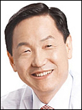 김상곤(교육공무원/전교수)
경기도교육청(교육감 김상곤·사진)은 혁신학교에 대한 입학생과 학부모 참여가 증가하고, 학업성취도 기초미달 학생도 감소하는등 혁신학교 만족도가 꾸준히 상승하고있는 것으로 나타났다고 27일 밝혔다.