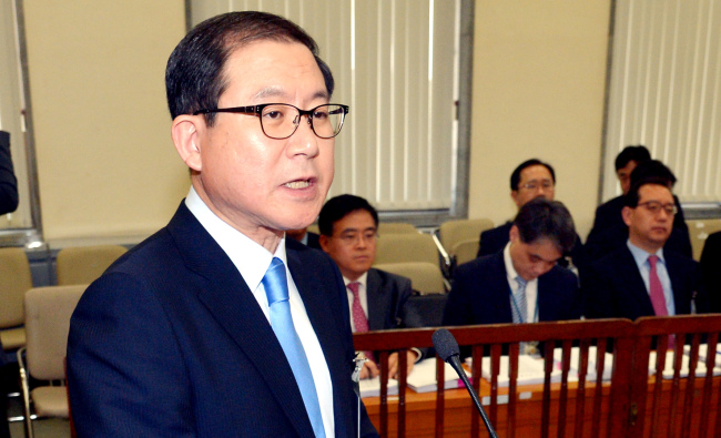 국회는 27일 오전 이성한 경찰청장 내정자에 대한 인사청문회를 실시하고 있다. 박현구 기자phko@heraldcorp.com
국회는 27일 오전 이성한 경찰청장 내정자에 대한 인사청문회를 실시하고 있다. 박현구 기자phko@heraldcorp.com
이성한 경찰청장 후보자가 27일 국회 인사청문회에 참석해 “성폭력ㆍ학교폭력ㆍ가정폭력ㆍ불량식품 등 4대 사회악은 모든 역량을 동원해 반드시 뿌리뽑겠다”고 말했다. 야당 의원들은 청문회에서 건설업자의 사회지도층 성접대 의혹과 ‘청와대 수사 개입’ 의혹을 따져 물었다.  박현구 기자/phko@heraldcorp.com