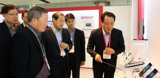 LG Group chairman Koo Bon-moo (second from left) and LG executives including LG Corp. president Cho Juno (second from right) attend a session for assessing the company’s R&D progress earlier this month.   LG Group