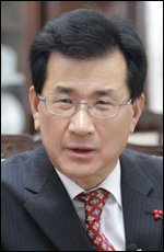 이시종(광역단체장/전국회의원)
충북도(도지사 이시종·사진)가 수요자 중심의 토지정보 제공을 위하여 12개 시·군을 직접 순회 방문하며‘조상땅 찾기’를 홍보·처리해주는 현장방문처리제를 운영한다.