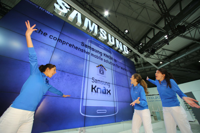 Samsung employees introduce the firm’s mobile enterprise solution called Knox at the Mobile World Congress in Barcelona, Spain, last month.   Samsung Electronics