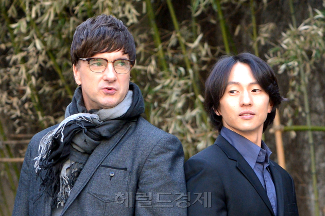 브래드리틀(좌측부터/BradLittle/뮤지컬배우),마이클리(MichaelLee/뮤지컬배우) 뮤지컬 ‘오페라의 유령’으로 지난 겨울부터 올 봄까지 한껏 뜨거웠던 무대를 만든 ‘팬텀’ 브래드 리틀(49)이 지난 24일 공연을 마지막으로 다음번 무대를 기약했다. 팬들도 아쉽겠지만 누구보다 아쉬운 건 정작 그런 팬들을 뒤로해야 하는 팬텀이 아니었을까.