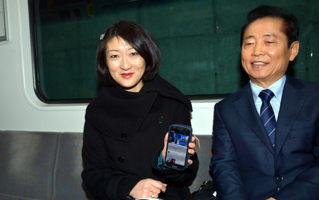 플뢰르 펠르랭 프랑스 중소기업 혁신 디지털경제장관은 27일 개화역~ 김포공항역 9호선에서 IT와 교통기술의 융합을 통한 성공사례로 꼽히는 지하철 9호선을  둘러보고 WI -FI를 시연해 보고 있다.<br />김명섭 기자 msiron@heraldcorp.com
Fleur Pellerin, the Korean-born French minister overlooking small and mid-sized enterprises and the digital economy, tries out the country’s wireless Internet service on Seoul’s subway Line 9 on Wednesday. At right is CEO Choi Jae-sook of Seoul Metro Line 9 Corp.   Kim Myung-sub/The Korea Herald