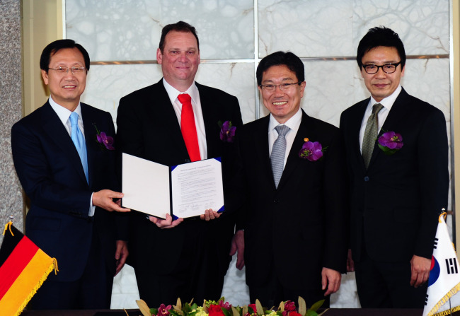 Industry Minister Yoon Sang-jick (third from left) poses with Michael Suess (second from left), CEO of Siemens energy sector, after concluding an MOU on the firm’s investment in Seoul on Wednesday. At left is Siemens Korea chief Kim Jong-kap and at right is Invest Korea commissioner Han Ki-won.   Industry Ministry