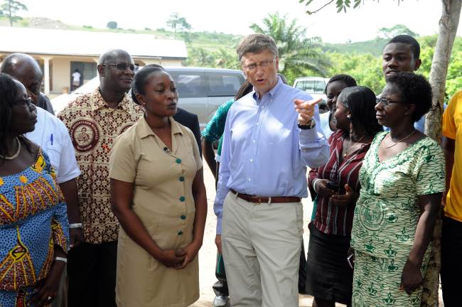 Microsoft’s chairman Bill Gates talks with health officials at Awutu Senya district, central Ghana on Tuesday.   AFP-Yonhap News
