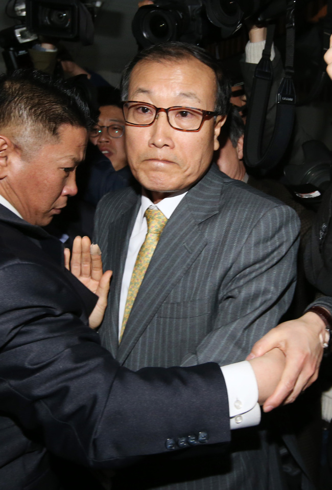 김재철(기업인/방송인)
<YONHAP PHOTO-0642> 입 꾹 다문 김재철 MBC 사장 (서울=연합뉴스) 김주성 기자 = 해임 위기에 놓인 김재철 MBC 사장이 26일 오전 서울 여의도 방송문화진흥회(방문진)에서 열린 임시이사회에 출석한 뒤 입을 꾹 다문 채 방문진을 나가고 있다. 2013.3.26 utzza@yna.co.kr/2013-03-26 11:24:47/ <저작권자 ⓒ 1980-2013 ㈜연합뉴스. 무단 전재 재배포 금지.>
Kim Jae-chul
Kim Jae-chul