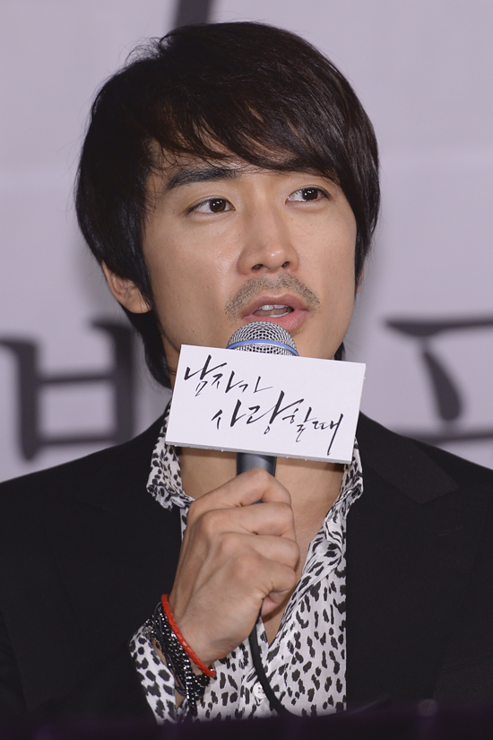 송승헌(탤런트/영화배우)
3월 27일 오후 2시 서울 여의도 63시티 주니퍼홀에서는 MBC 새 수목드라마 ‘남자가 사랑할 때’ 제작발표회가 열렸다.