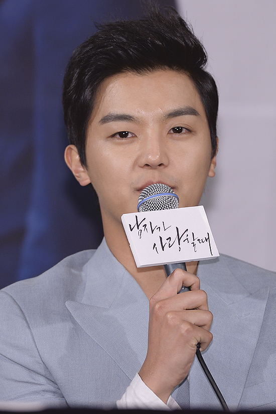 연우진(김봉회/영화배우/모델)
배우 연우진이 고인이 되신 아버지를 떠올리며 더욱 성숙한 연기자가 되겠다고 다짐했다.