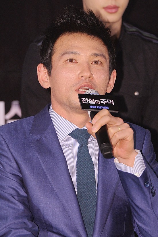 황정민(영화배우/탤런트)
먹여 살릴 처자식도, 자꾸 엇나가는 딸아이도, 생계와 뒤바꾼 상사의 모욕도, 잊어버린 청년의 꿈도 사각의 링 위에 있었다.
