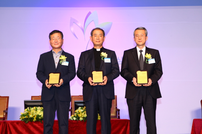 Three winnners for the TJ Park Prize are Mindlele Noodles CEO Seo Yeong-nam (left), Yangeob High School principal Yoon Byeong-hoon (center), and KAIST life science professor Kim Eun-joon.   POSCO